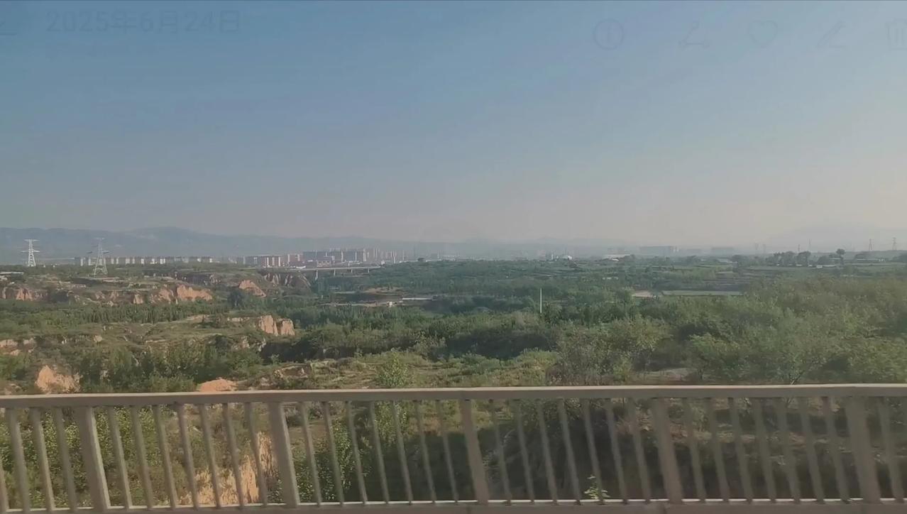 前几天去山西出差，打了两次网约车，其中一辆是滴滴，一辆是出租车，上车后，他们俩都