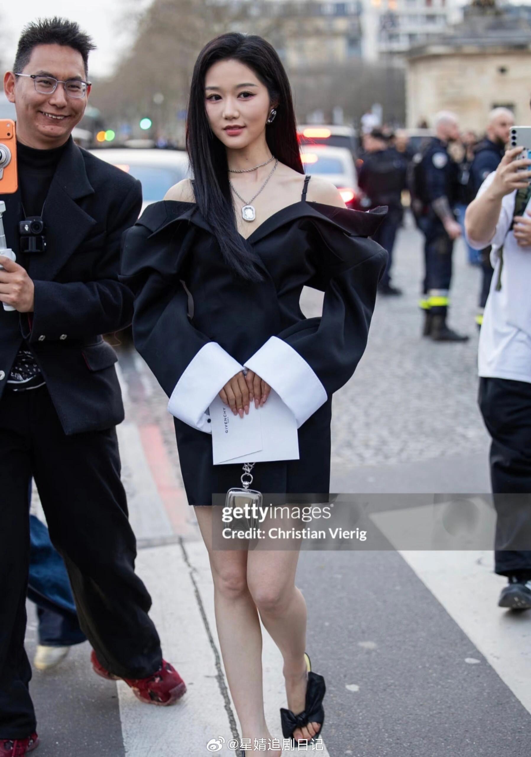 这一对比。。。。只能说章若楠真惨，被蹭！这个岳雨婷也学郭雨欣的套路了，之前郭就是