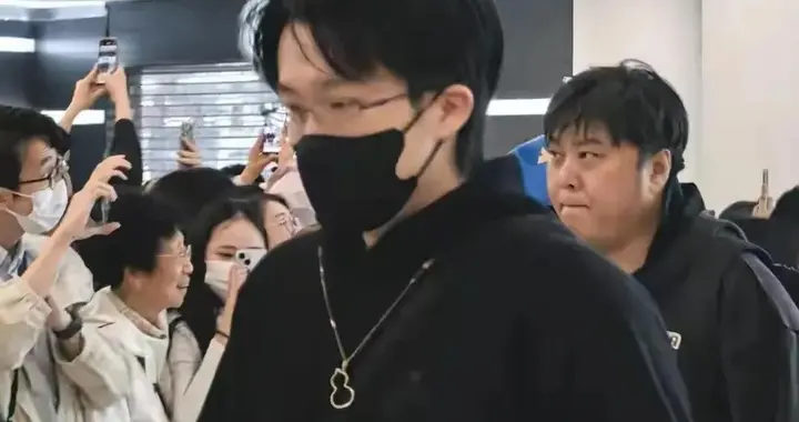 孙颖莎机场暖心善举引围堵 教练及时救场解围