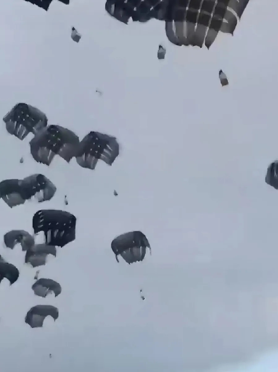 以色列攻打加沙，美国在后面供应武器，中国却在为加沙输送食物以及物资。当加沙民众看