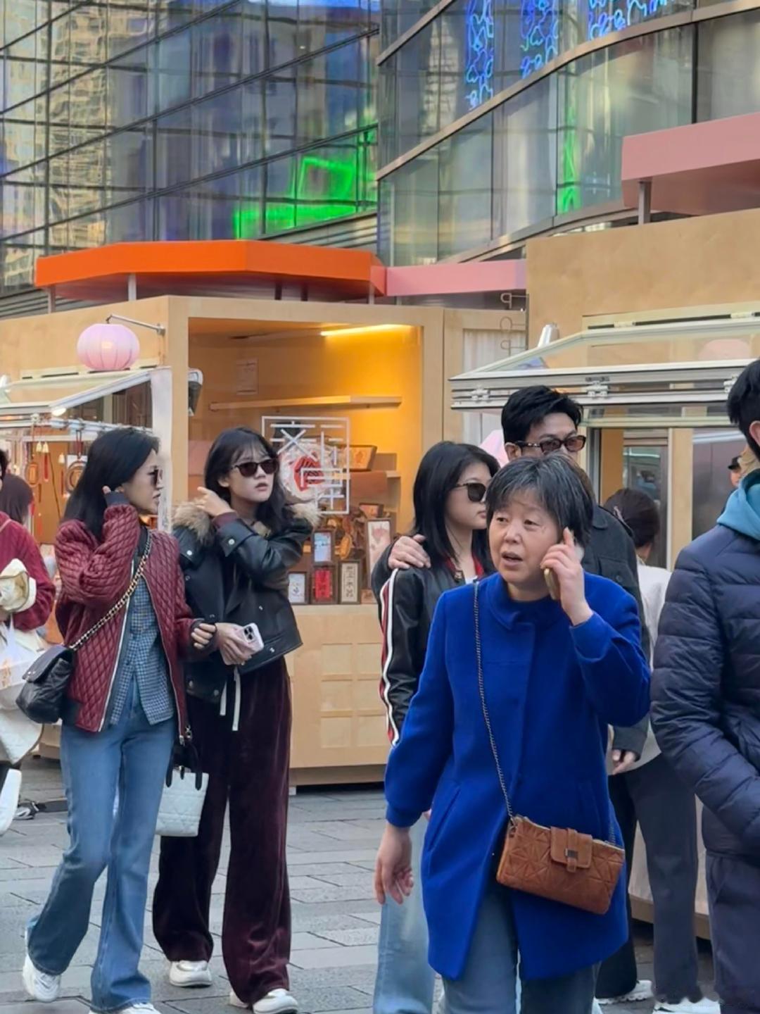 偶遇陆毅鲍蕾一家四口上海逛街上海街头偶遇陆毅鲍蕾一家四口偶遇陆毅鲍蕾一家四口上海