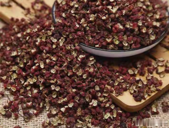  花椒水洗头——不出3个月，4大好处找上门中医说花椒：祛风除湿、散寒止痒。现代研