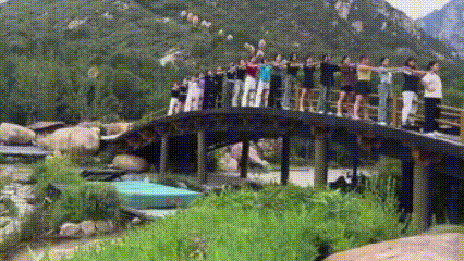 为什么她们这么多人要站在桥上集体跺脚呢！就不怕把桥震塌了？现在生活条件好了，很