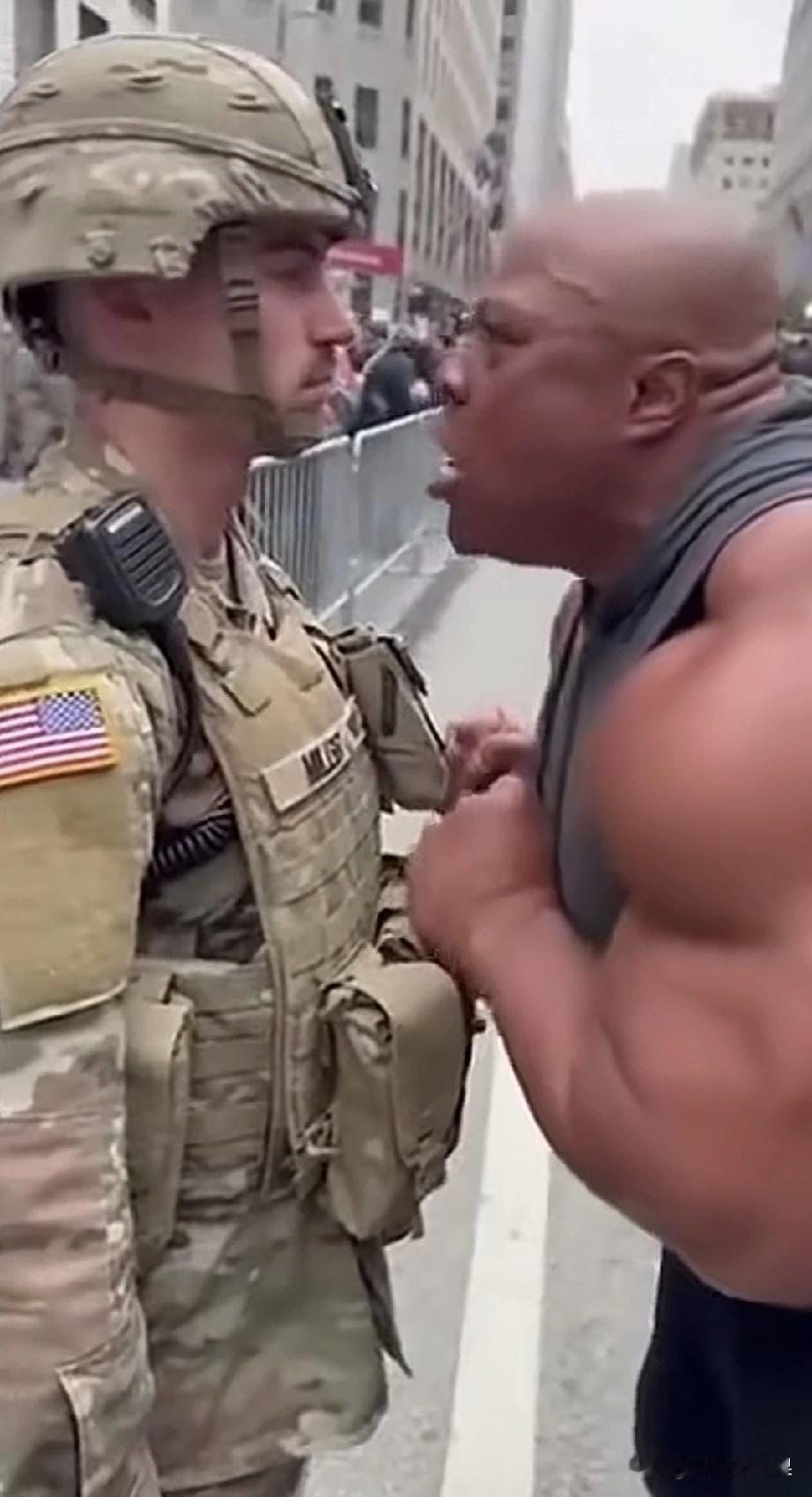 鹰酱还真有这样的人，敢去挑衅正在执勤国民警卫队士兵。这个有八块腹肌的美国男子，
