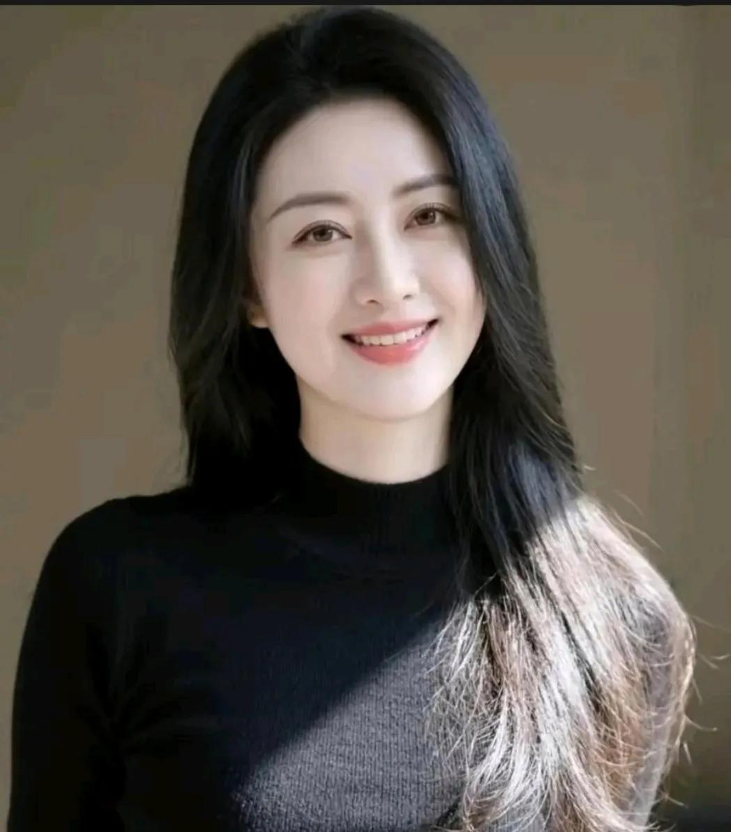 笑容甜美，气质优雅，简单搭配也能穿出时尚感。简约显气质穿搭