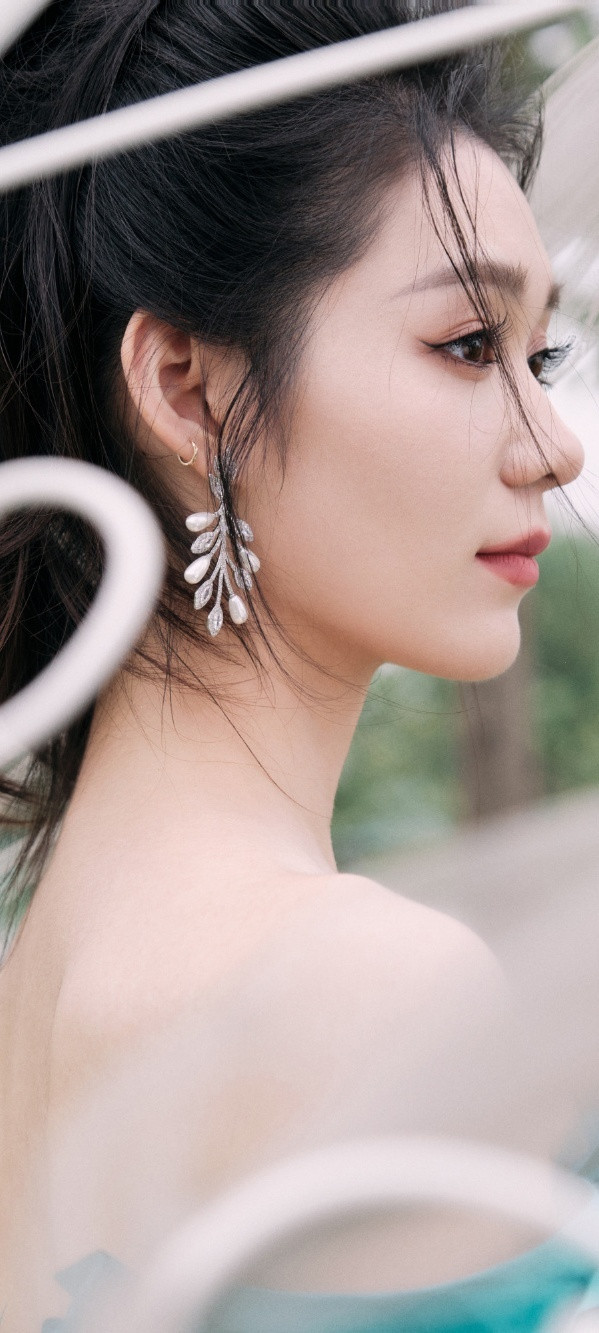 段奥娟穿搭壁纸：高扎发抹胸蓝裙，精致灵动。段奥娟