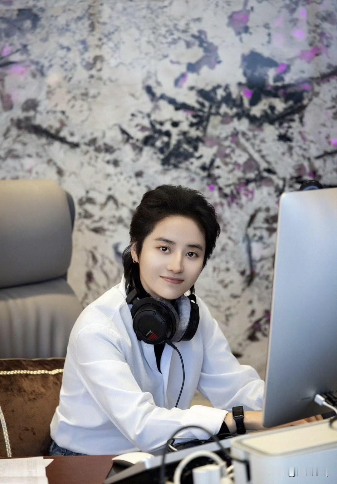 香飘飘千金过年烫了个增高头发，个性张扬的蒋一侨一下子都变得有女企业家范了。