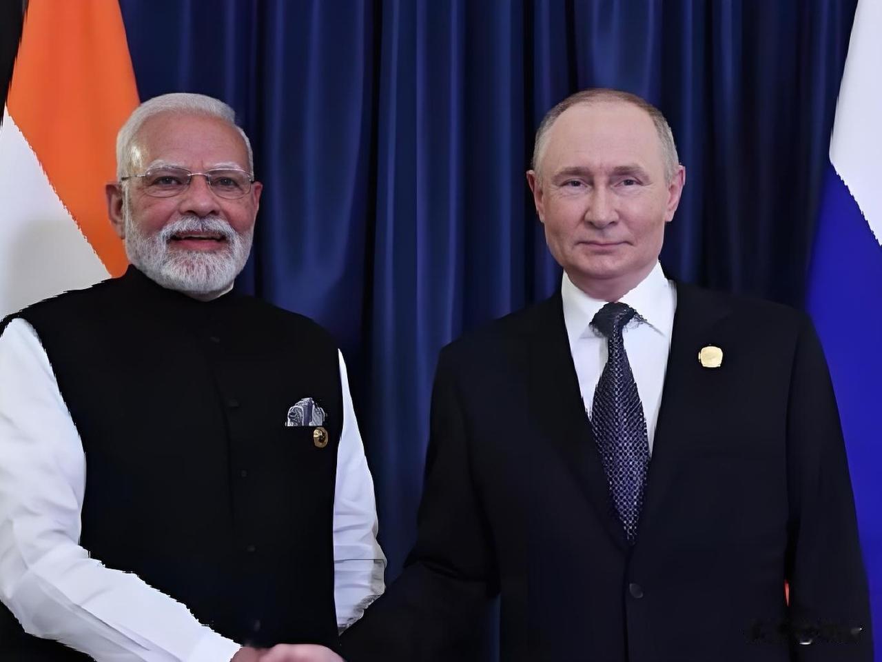 你们细细品品！普京去了印度会见莫迪，两人见面就拥抱在一起，一路有说有笑，这分