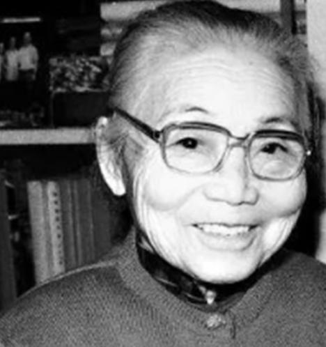 1925年，苏州豪门潘祖年病重。临终前，他支开旁人，只留下20岁的孙媳妇，厚着脸