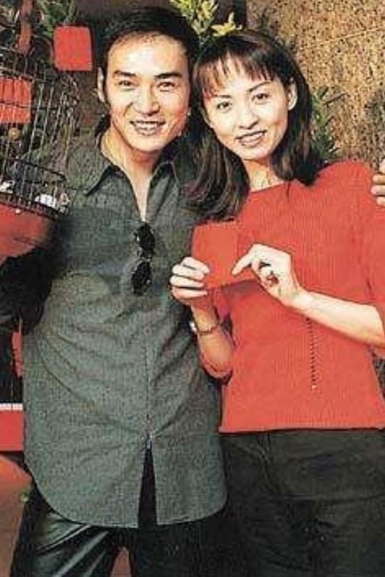 2005年，焦恩俊正在内地拍戏，突然接到妻子黄宛林的电话。对方开门见山地说：我们