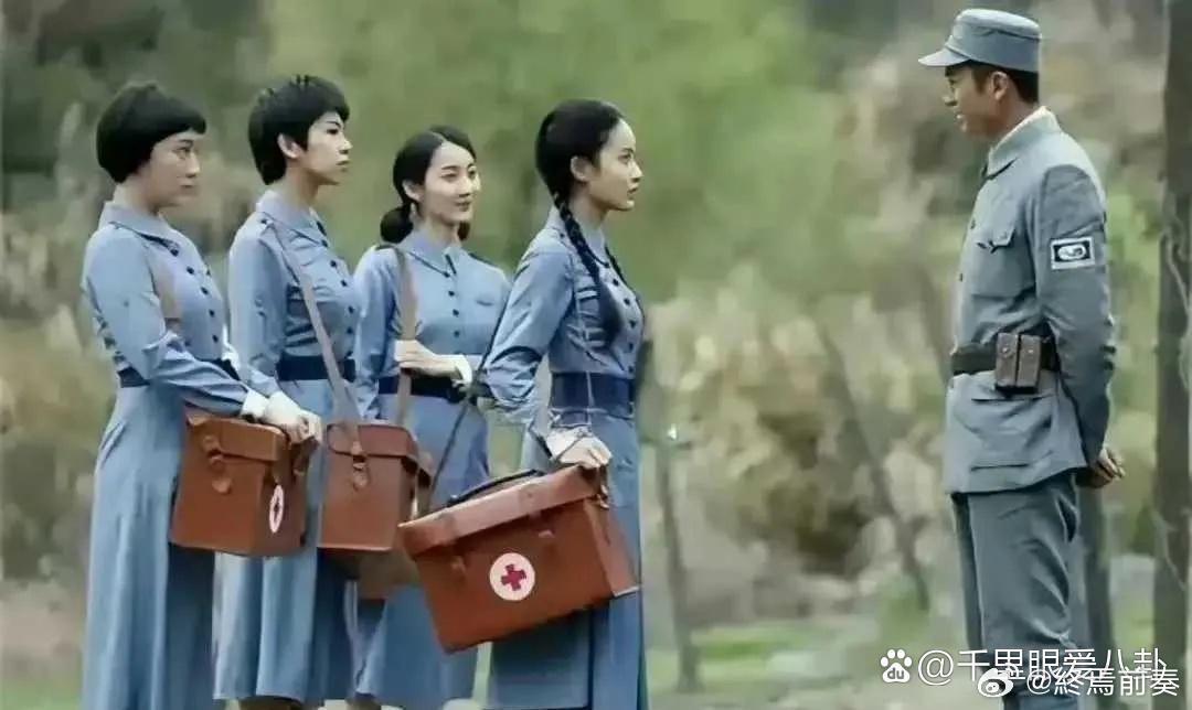 左边是真实照片，右边是影视作品！