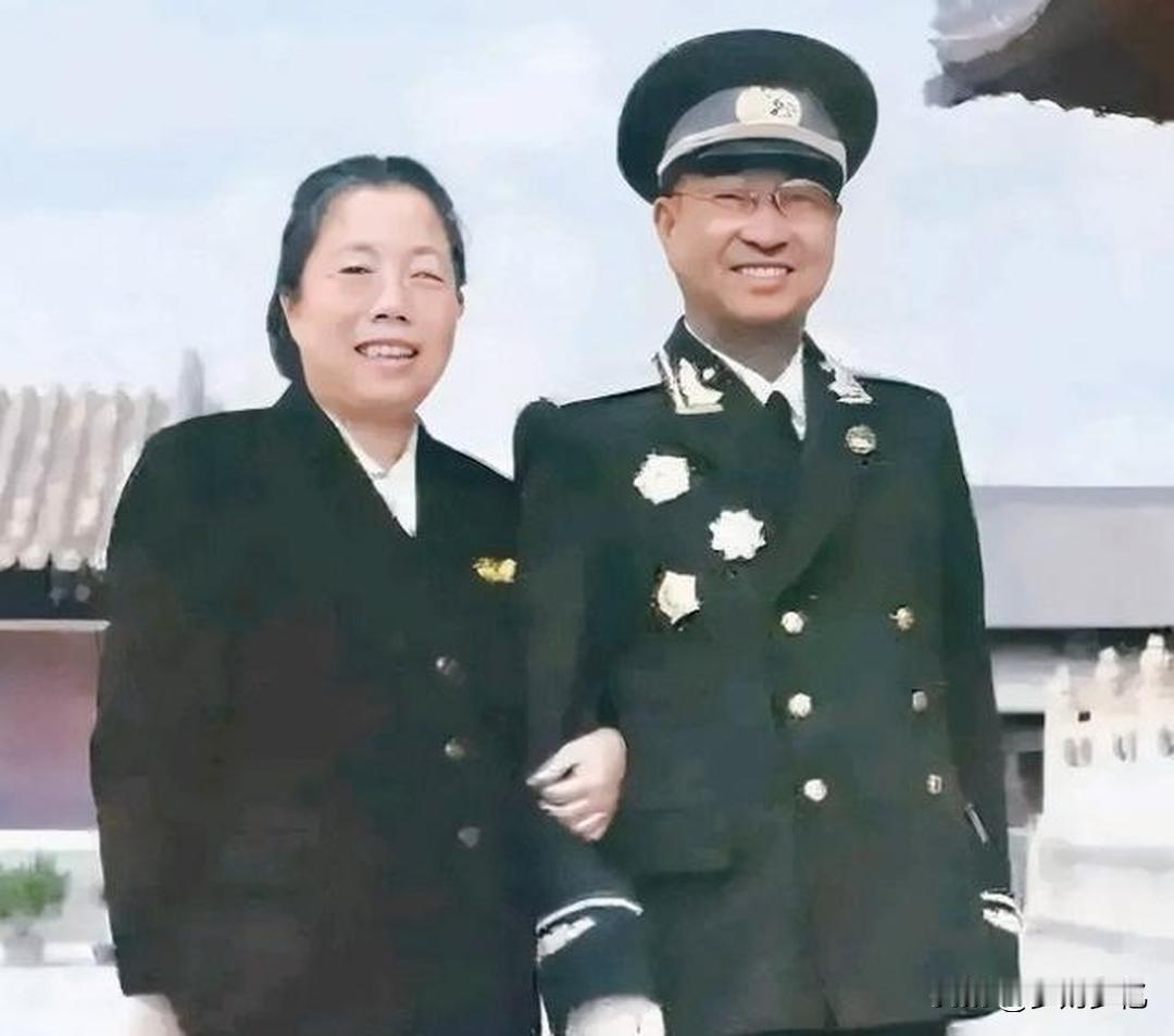 1955年，陈赓被授予大将军衔！授衔仪式结束后，陈赓穿着自己的大将军服开始逛了