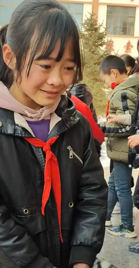相信这个女孩大家应该都认识吧，或者刷到过她的视频吧，8.21胡雷发文称资助的这个