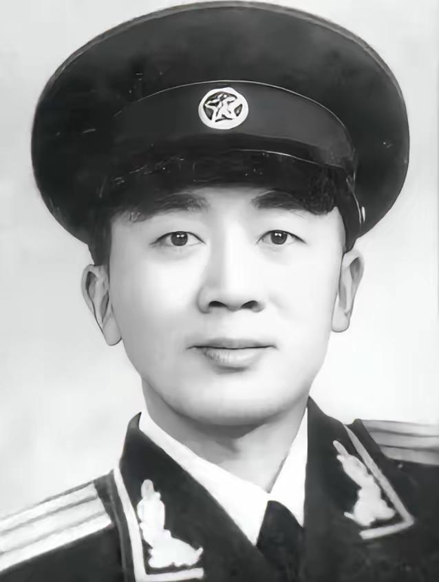 1944年冬天，天特别冷。伪军营长施亚夫刚检查完哨位，师长夫人就急匆匆地推开他的