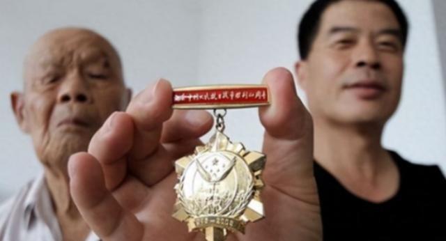 1956年，35岁的农民咳嗽10年，但却一直拒绝就医，一天，他突然用力一咳，一个