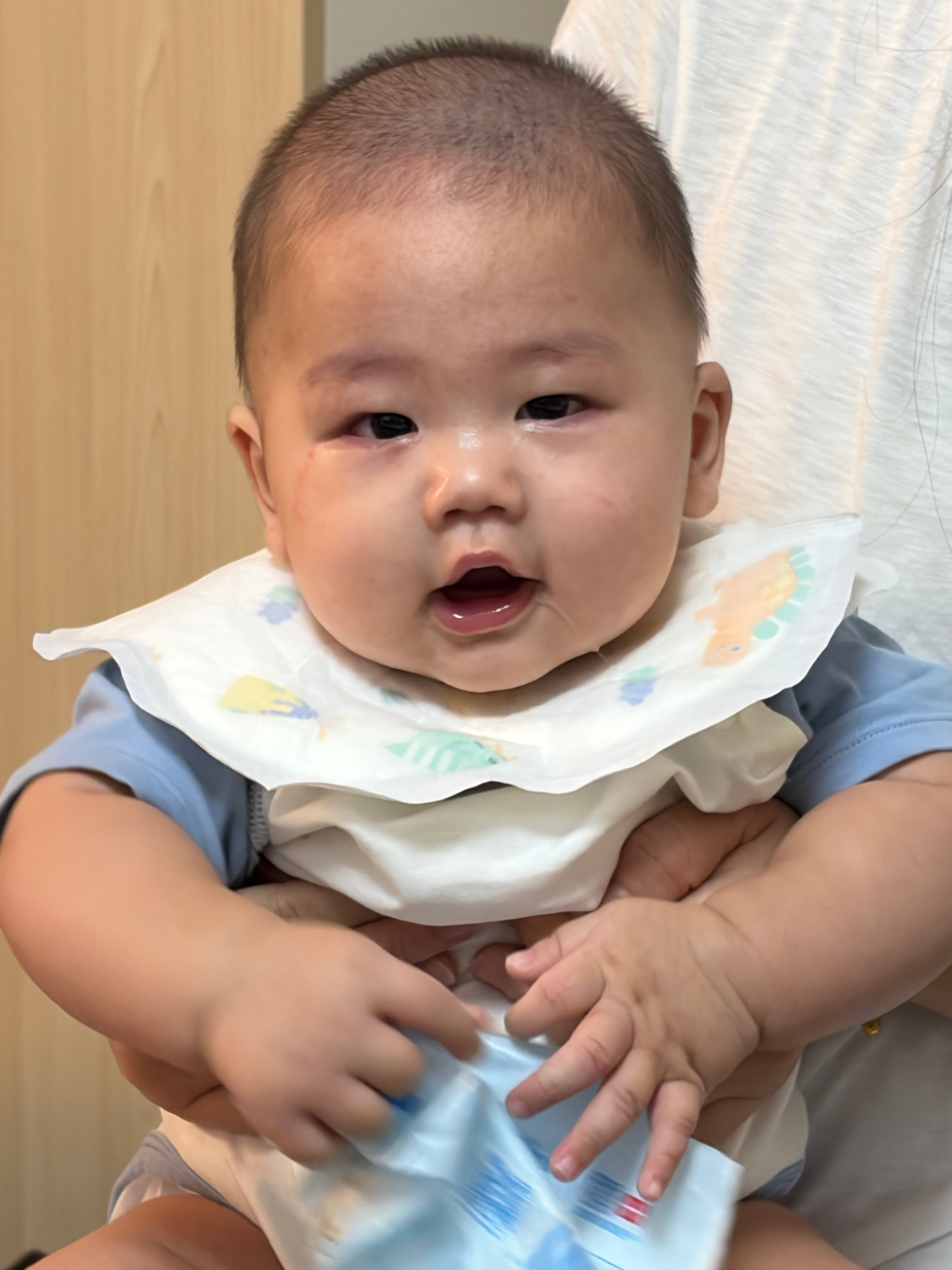 小爆爆每次见到我就会哈哈笑，但是见到他妈就不会笑得这么开心。这家伙是不是把我认作