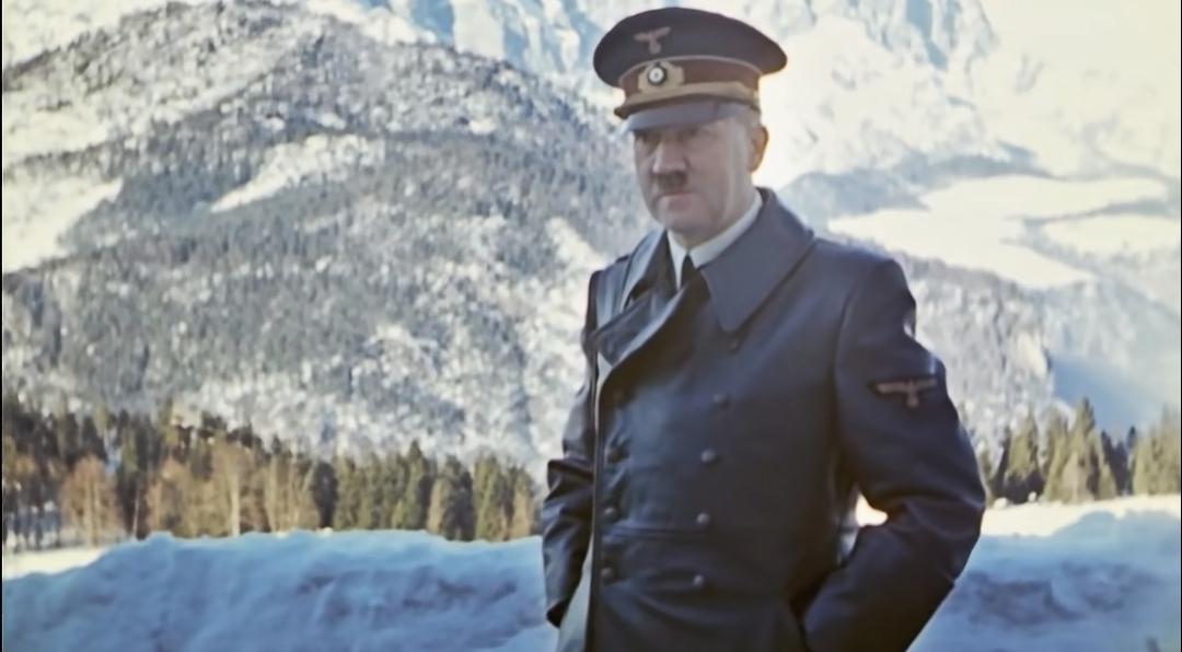 历史老照片分享二战期间，魔鬼希特勒站在他的位于东普鲁士狼穴堡垒的雪地上，欣赏着情