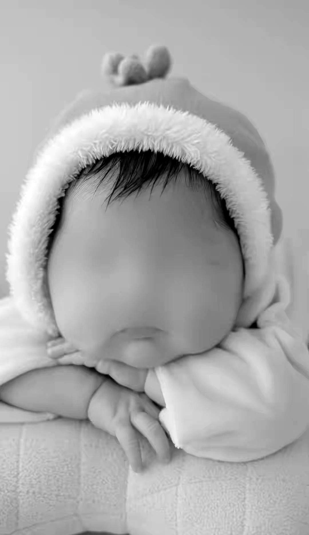 女儿23天时，却被月嫂喂奶呛死了，月嫂不但进行隐瞒，还恶人先告状报了警，月嫂说：