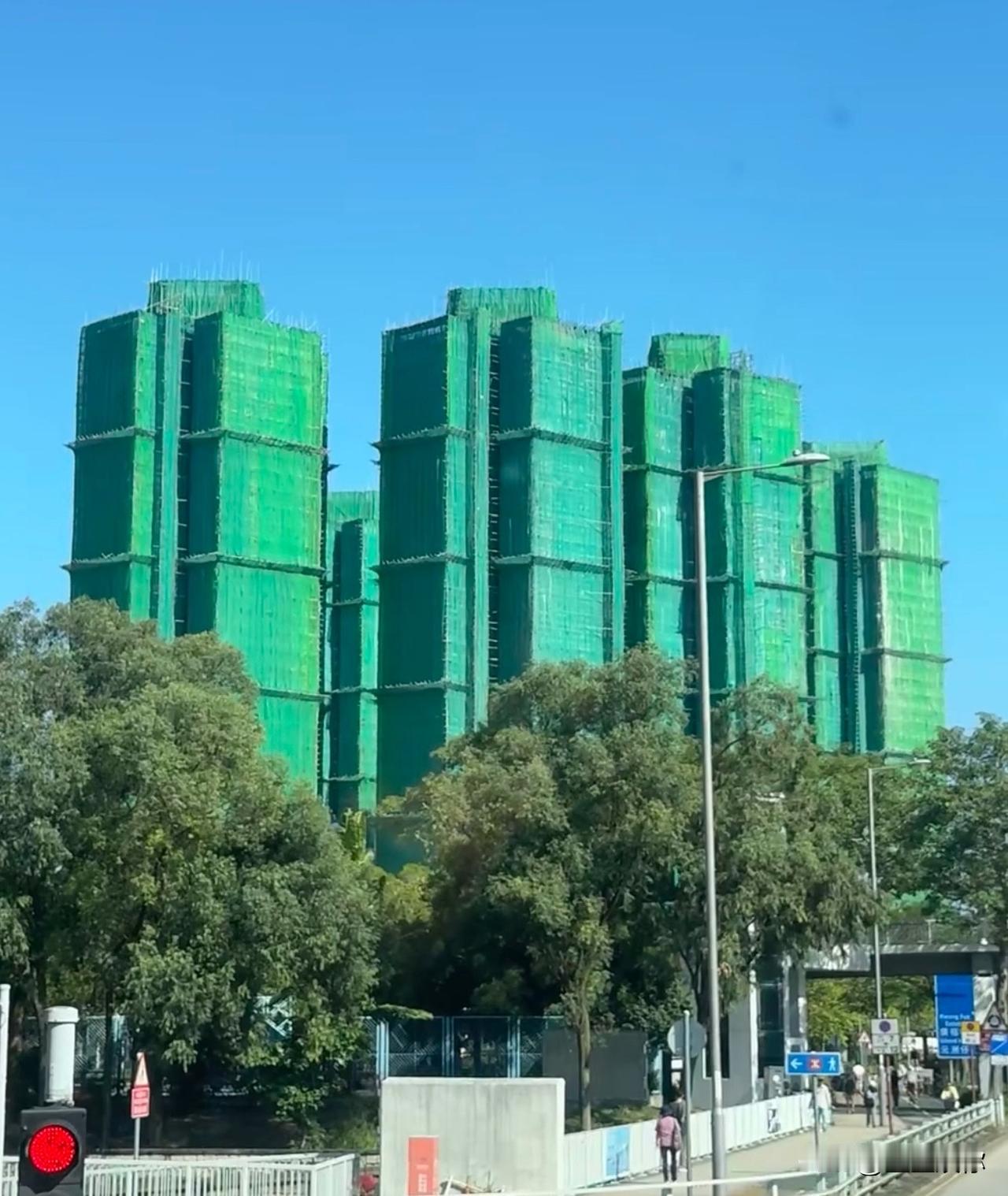 香港宏福苑，天价的3亿多维修费，平均每户要分摊十万以上。去年就有居民投诉过，东张