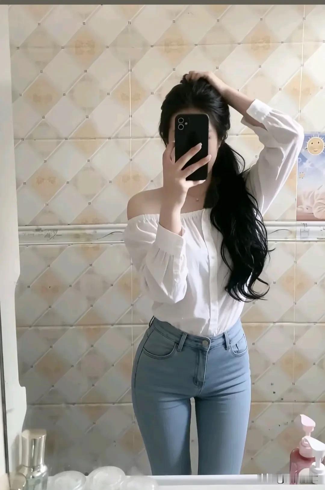 镜中自拍的少女，白色衬衫搭配牛仔裤，简约而不失时尚。