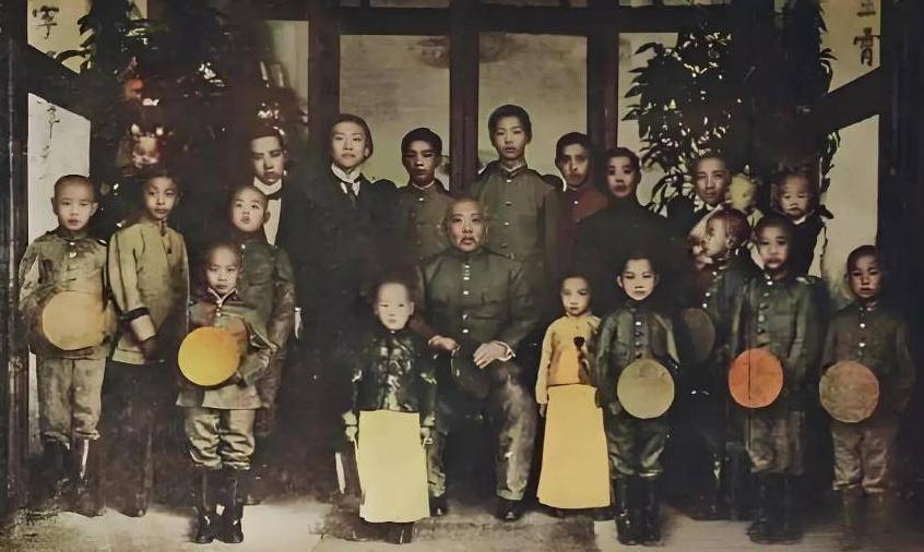 袁世凯驻朝鲜期间，朝鲜王室为笼络手握兵权的他，将贵族女子金氏许配给他，金氏当年只