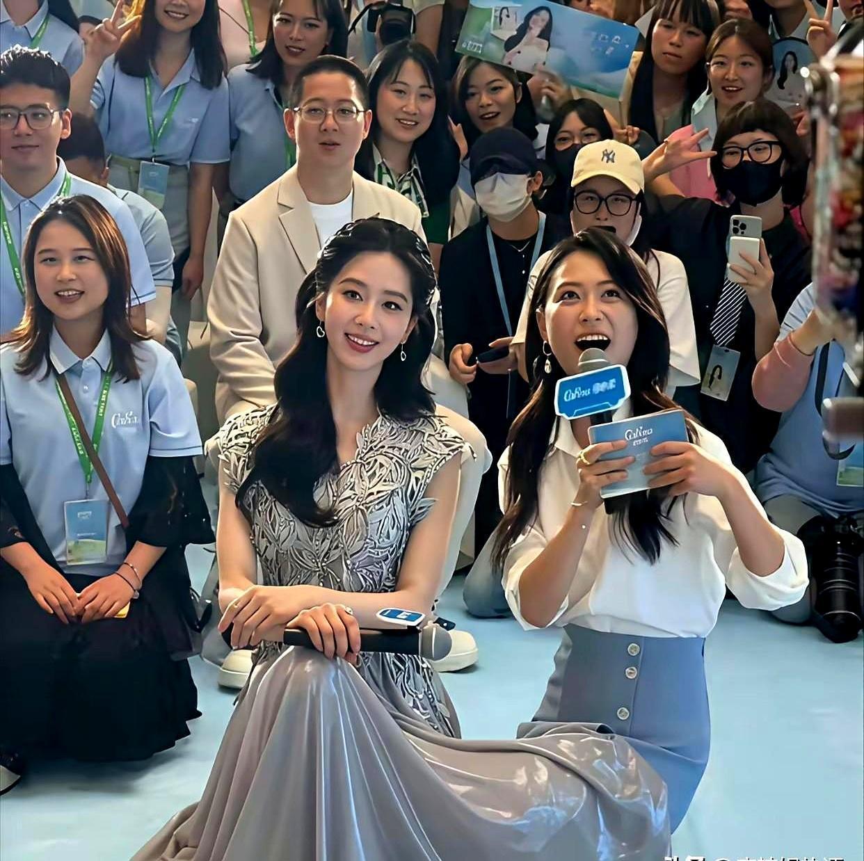 娱乐圈的假面舞会，竟被刘诗诗两个下意识动作戳破了。递话筒，挡裙摆，你看懂了吗？