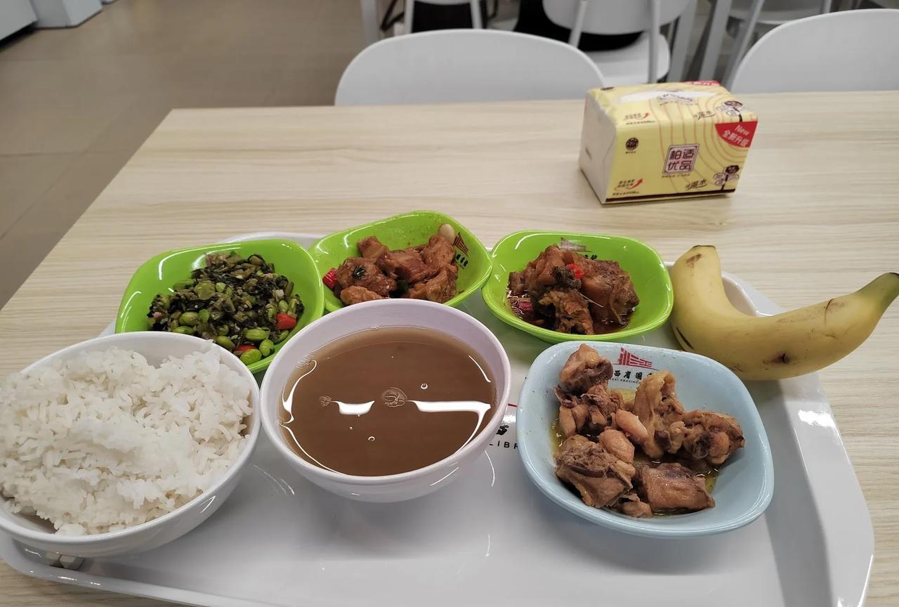 厉行节约反对浪费。进省城南昌开会报道的第一天，主办方安排的工作餐，地点在职工食堂