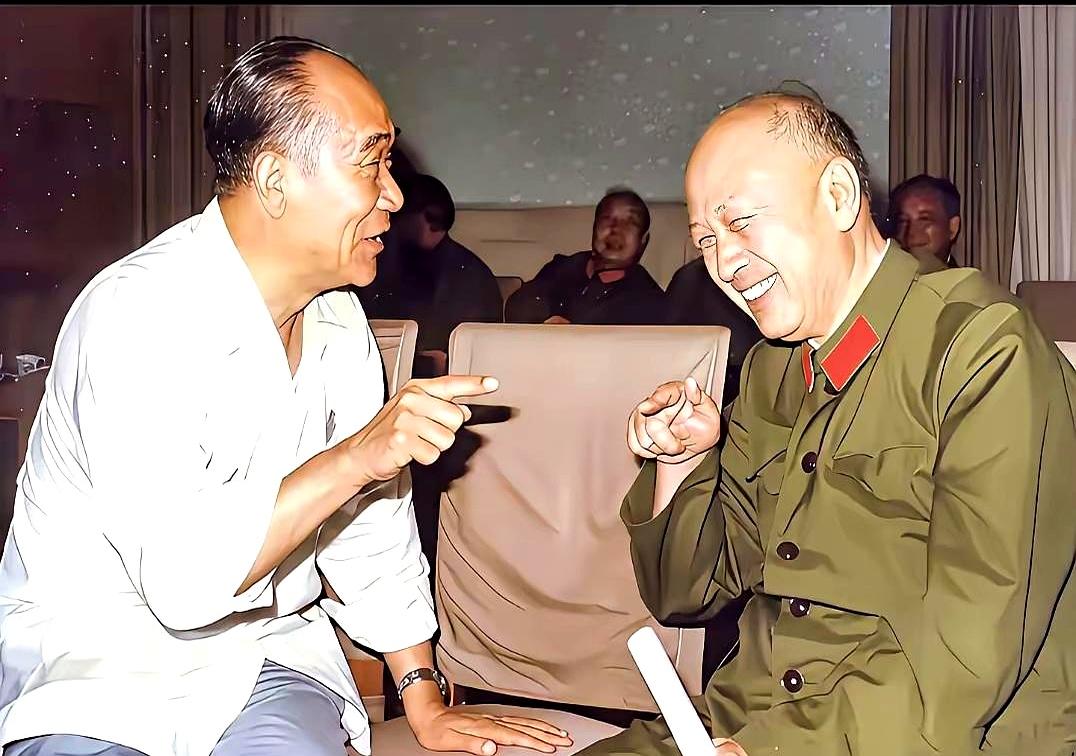 会场正热的时候，侯宝林凑过去逗一句，靠嘴混饭，您呢？钱学森笑着反问，嘴长哪儿？