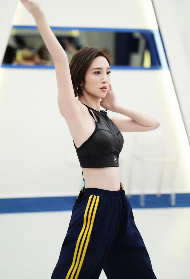 唐艺昕回应一公像幼儿园文艺汇演“我不能在幼儿园待着了”，唐艺昕这句话说得又好笑