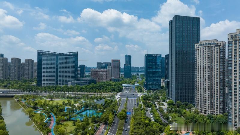 杭州楼市今年还是有点出现疲态了。杭州楼市在4月到12月里面。杭州楼市降幅最大