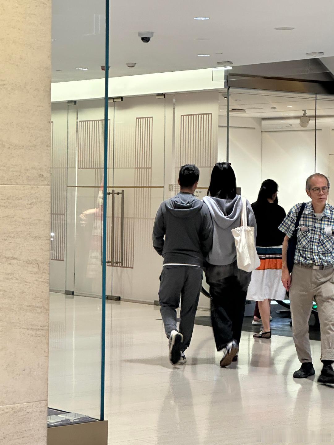 香港偶遇何猷君奚梦瑶何猷君奚梦瑶在香港街头悠闲溜达，形影不离紧紧挽着手，从容又温