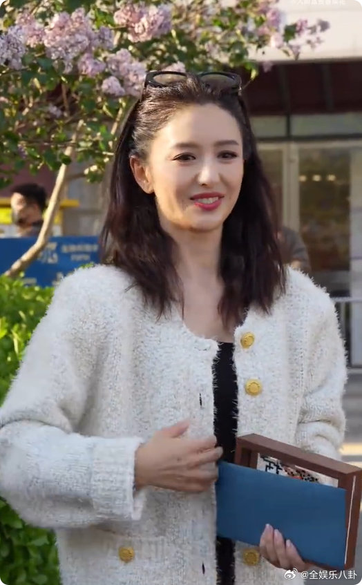 佟丽娅看朵朵饭撒的眼神从眼神到动作全是爱，佟丽娅对朵朵的用心，真的让人狠狠共情