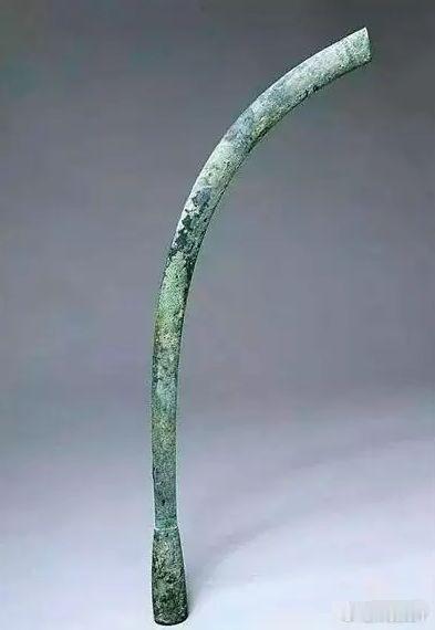 男儿何不带吴钩？吴钩到底是啥？1974年，考古工作者在秦始皇陵一号兵马俑坑东端长