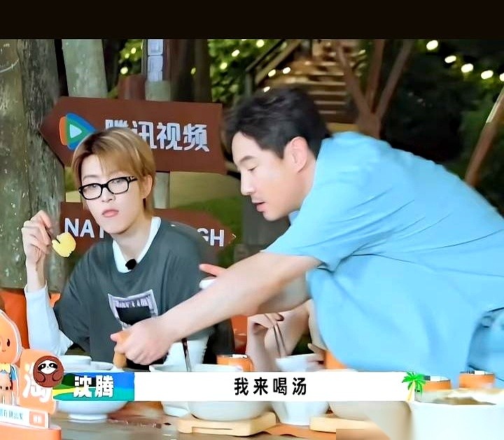 沈腾喝了王楚然熬的排骨汤，当场说这味道还不如放把沙子。动勺前，第一次在镜头前下厨的王楚然特意交代他先