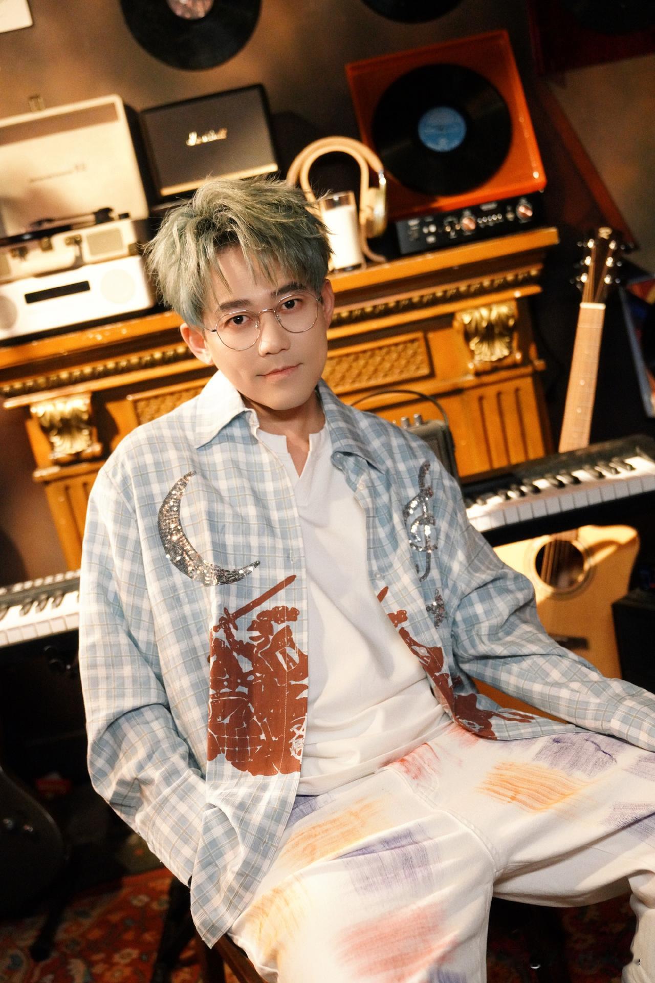 1月24日，苏醒工作室发布了醒哥《破亿》MV花絮图18宫格，我还是比较喜欢格子衬