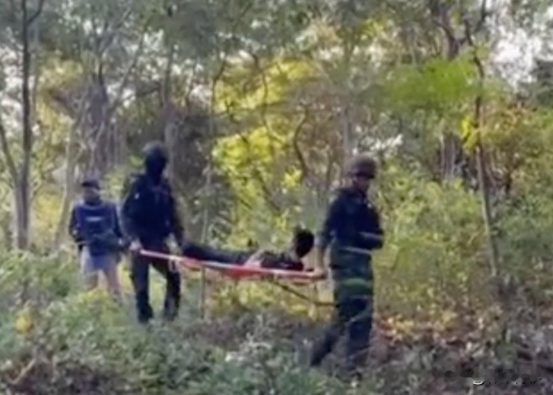 一名中国男子偷越泰柬边境时不慎被地雷炸伤，引发两国口水仗！消息来源：泰国媒体
