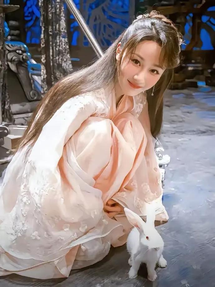 我叫锦觅，繁花似锦觅安宁，淡云流水度此生。七年了，杨紫拍了“锦觅转场”，谁的D