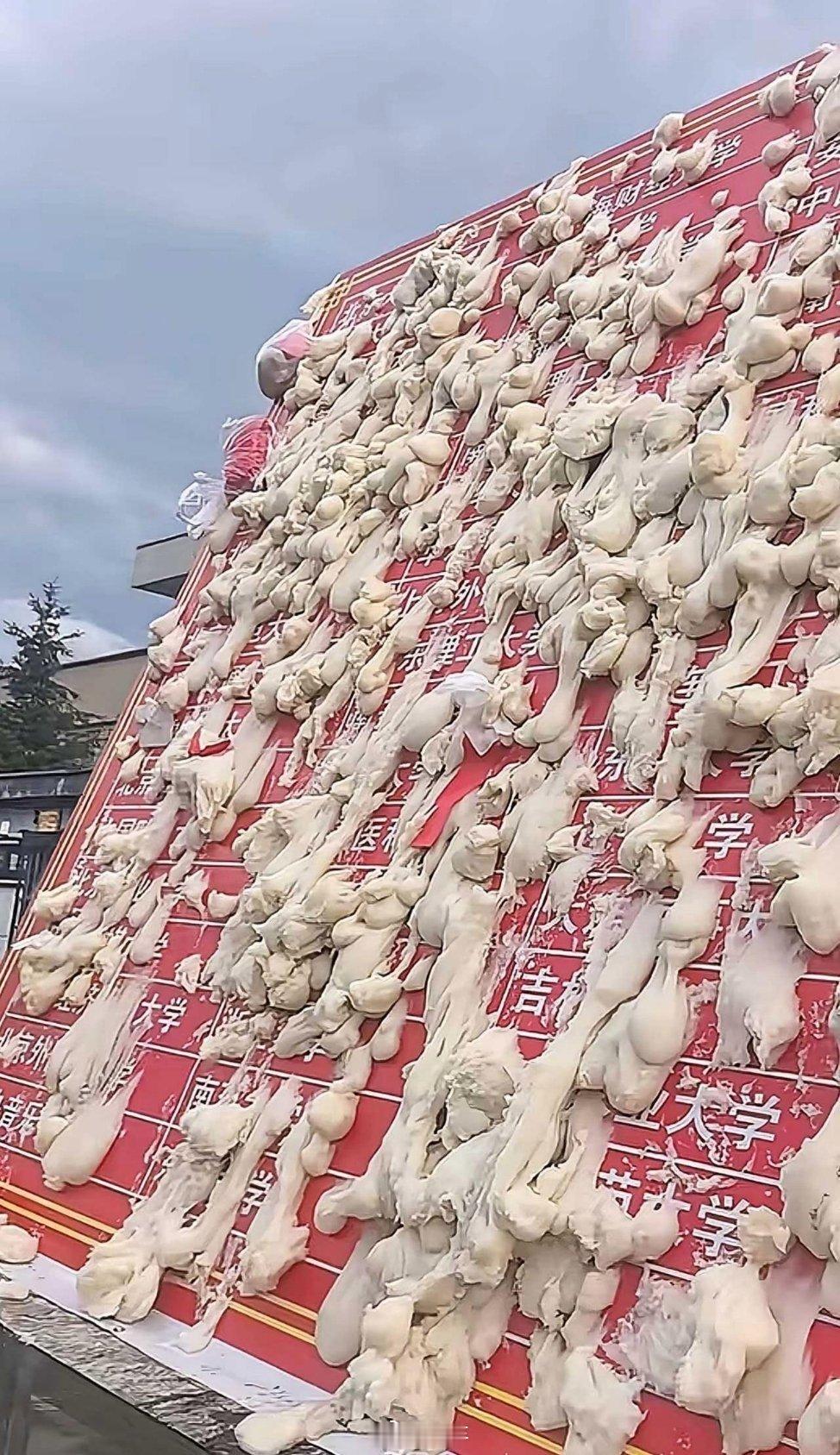 就是烂泥也要扶上墙吗？某考点门口的一幕…太浪费粮食了
