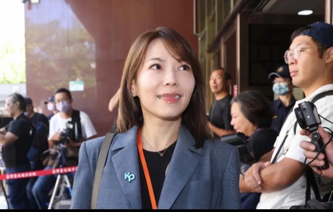 蓝白合风向有变？陈智菡这波“夸郝”暗藏玄机！民众党团主任17日谈及郝龙斌参选国民