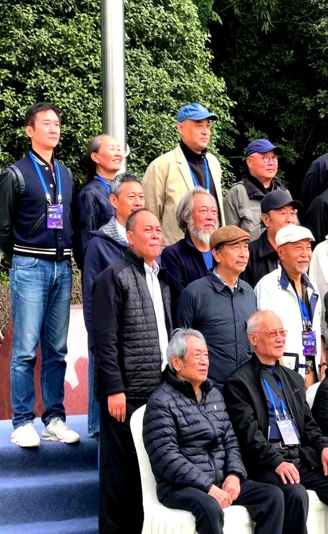 老戏骨一个眼神，观众心里都懂。流量明星演得再猛，观众只想快进。《人世间》播完