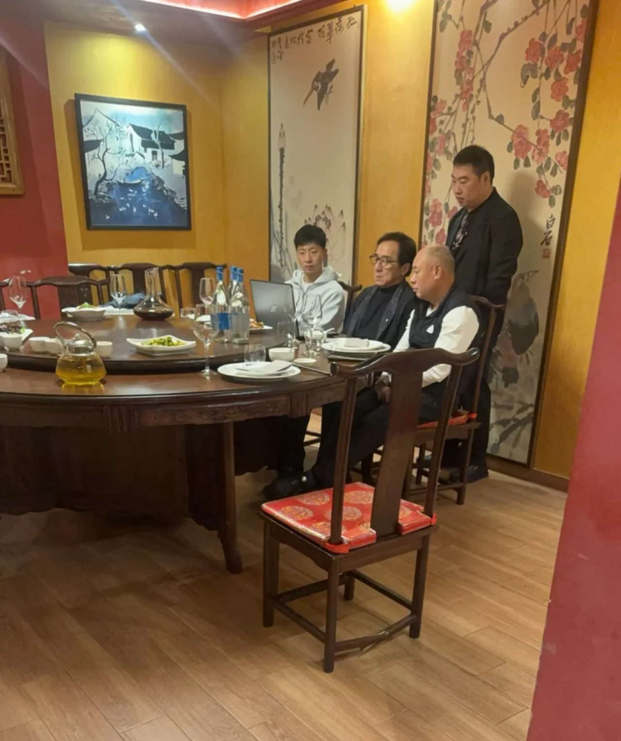 我以为在看日程安排or菜单这么大呢结果:在看冬奥会歌曲