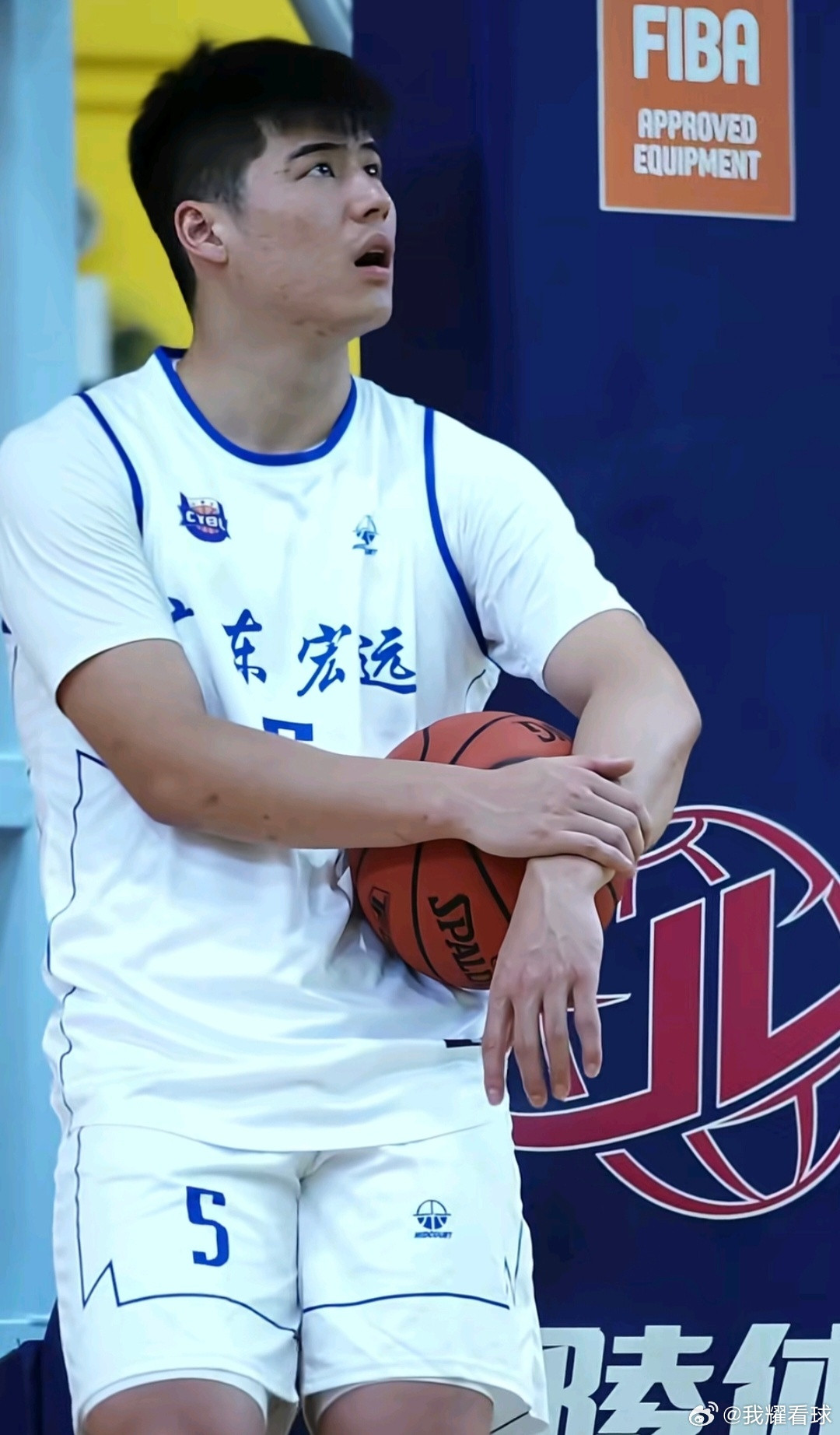 全国U21篮球锦标赛决赛阶段即将在四川宜宾打响，广东宏远U21正式集结，杨溢、王