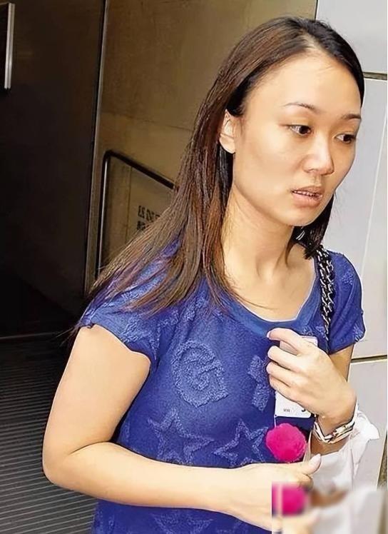 2007年，85岁赌王何鸿燊术后需要专人护理，30岁的护工邓咏诗意外卷进了豪门那
