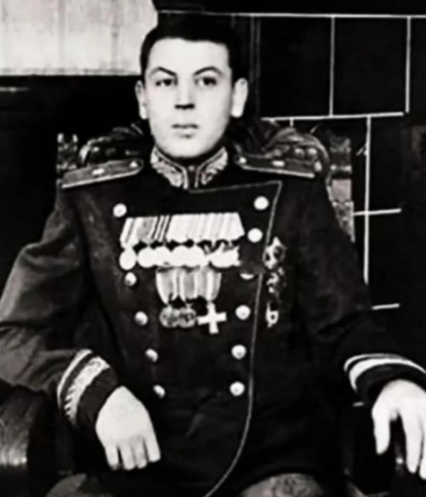 1953年3月5日，苏联铁腕领袖斯大林去世。仅仅21天后，失去斯大