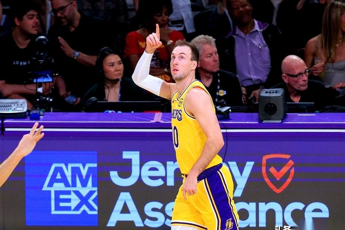 别揉眼睛了，太阳队真把NBA当2K游戏玩了。杰伦·格林、布克、狄龙、布里奇斯、