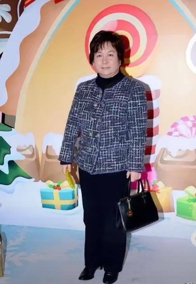 赌王家族里最不显眼的何超蕸，才是真正活通透的人，她的低调全是刻在骨子里的。