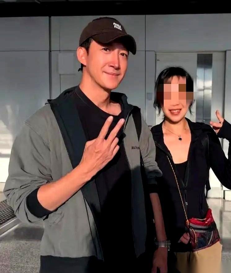 真被王阳在新西兰这组生图给“硬控”了几秒钟！在飞机上被粉丝围得水泄不通，愣是顶