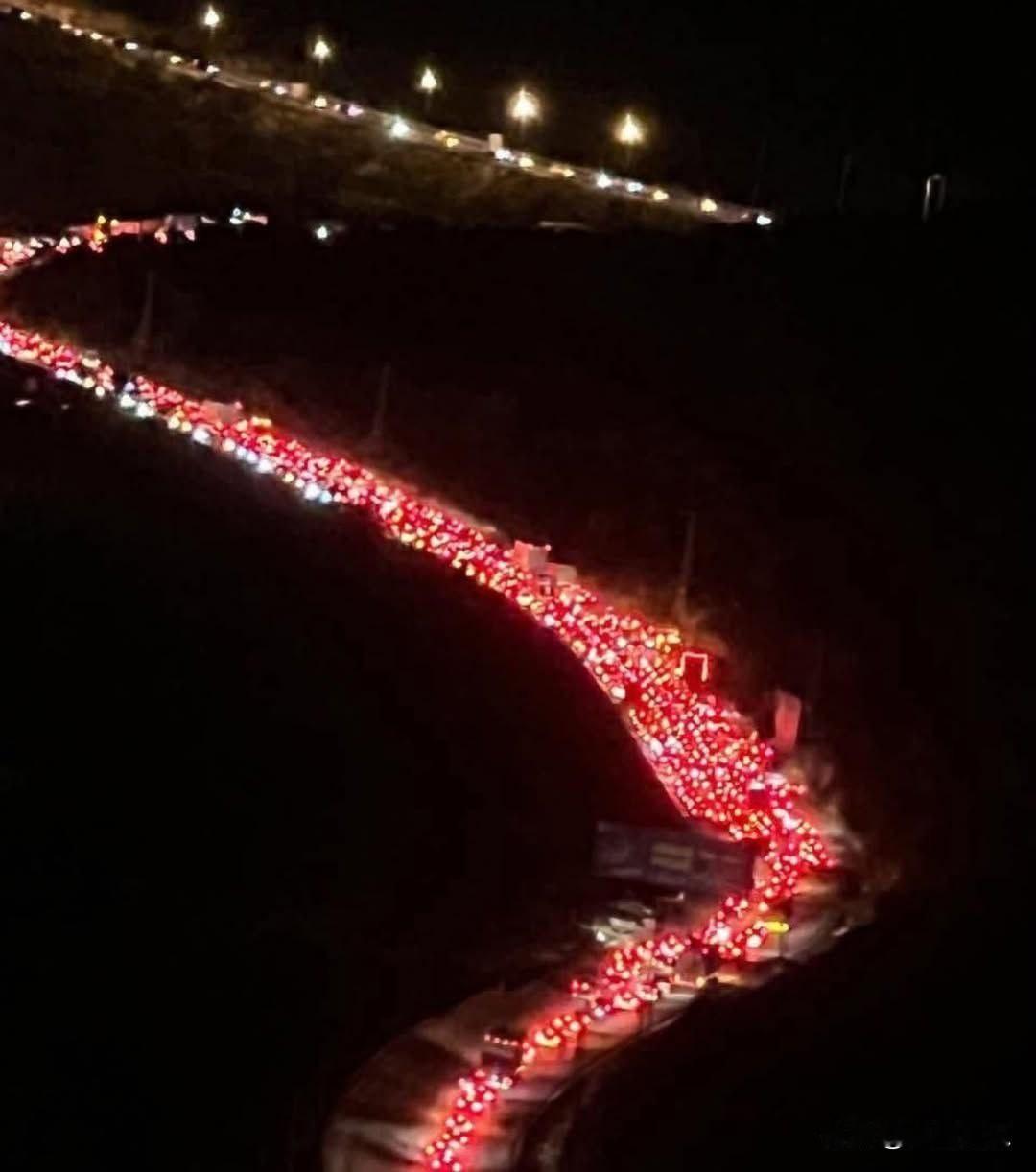 那些说巴勒斯坦人可以去以色列控制区打工的看看，巴勒斯坦人说，这是检查站前的长龙，