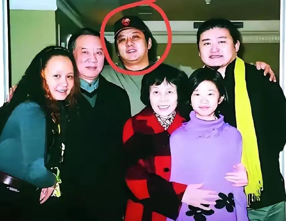 卢璞是刘欢妻子卢璐的亲弟弟，另一个身份是刘欢的经纪人。卢璞和卢璐姐弟俩的感情特