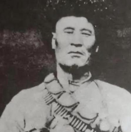 1949年12月，解放军在追击马家军残匪时，司号兵杨忠孝打死了一个穿着与众不同的